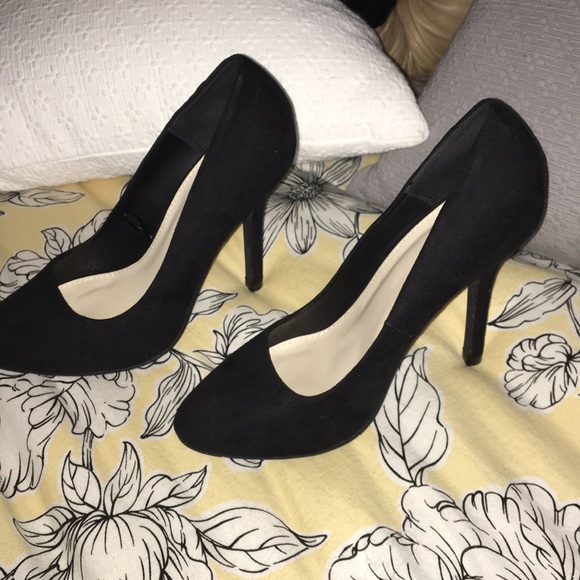 HEELS - Picture 2 of 2